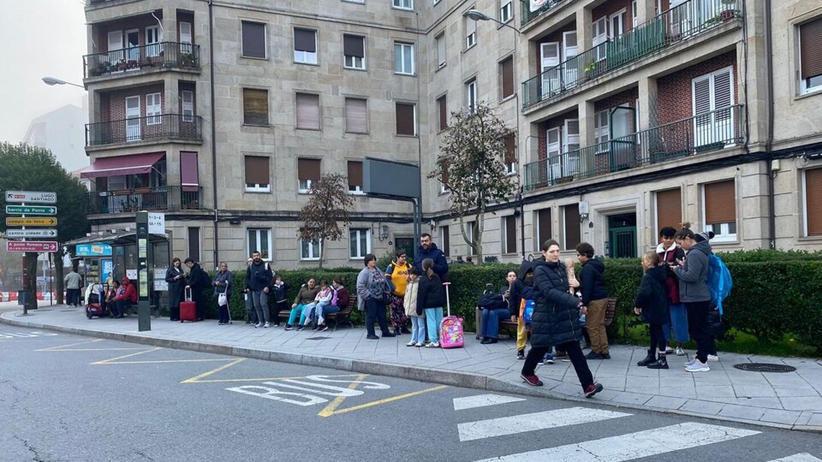 La parada de autobús de la zona de la estación fue una de las más afectadas por la afluencia de personas procedentes del tren