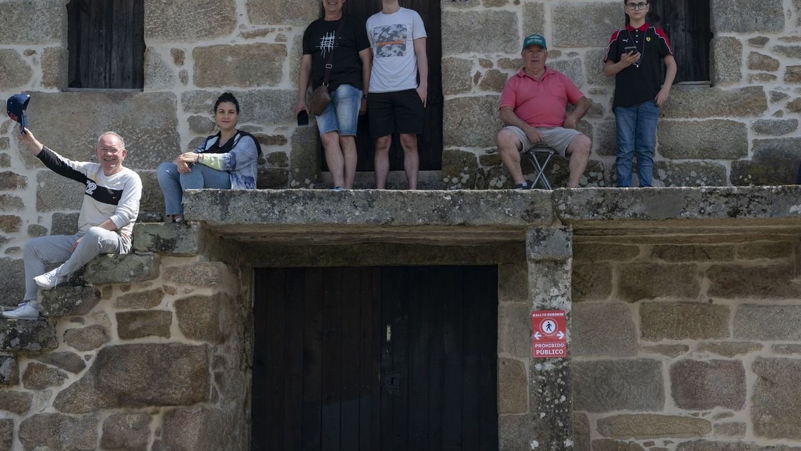 El público busca el mejor rincón para ver el Rally (Foto: Martiño Pinal).