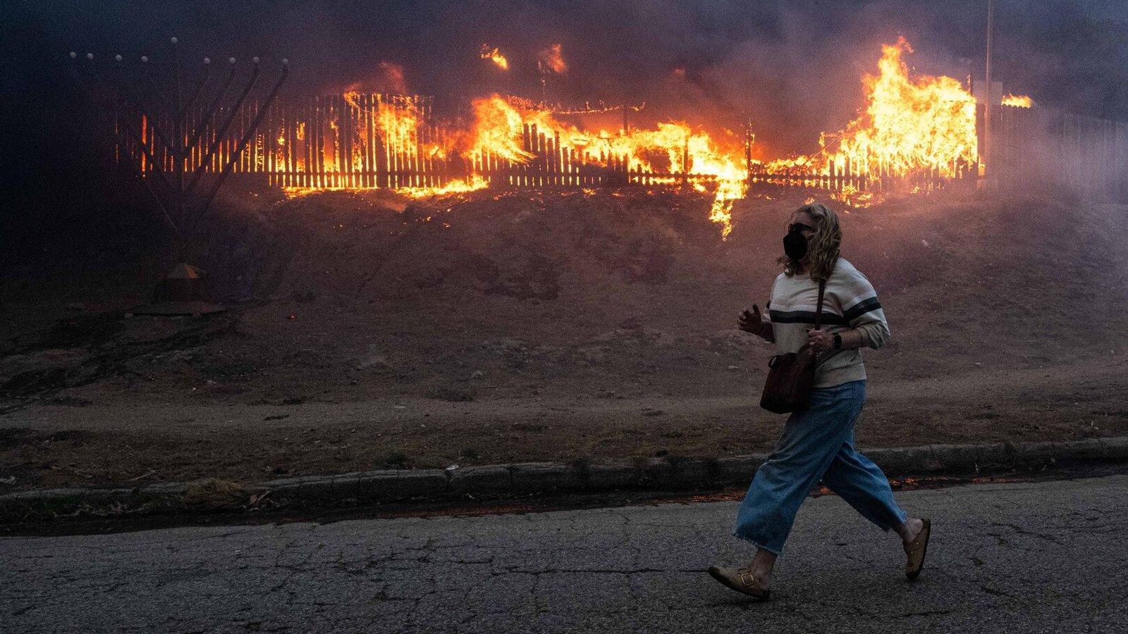 Cinco muertos y más de 100.000 evacuados por los incendios de Los Ángeles