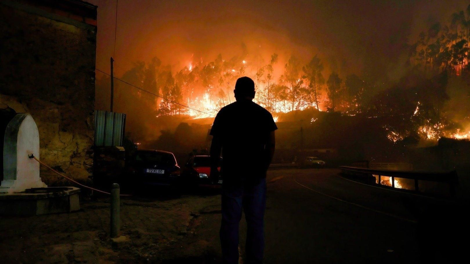 Un hombre observa las llamas en Sever do Vouga, en el distrito de Aveiro