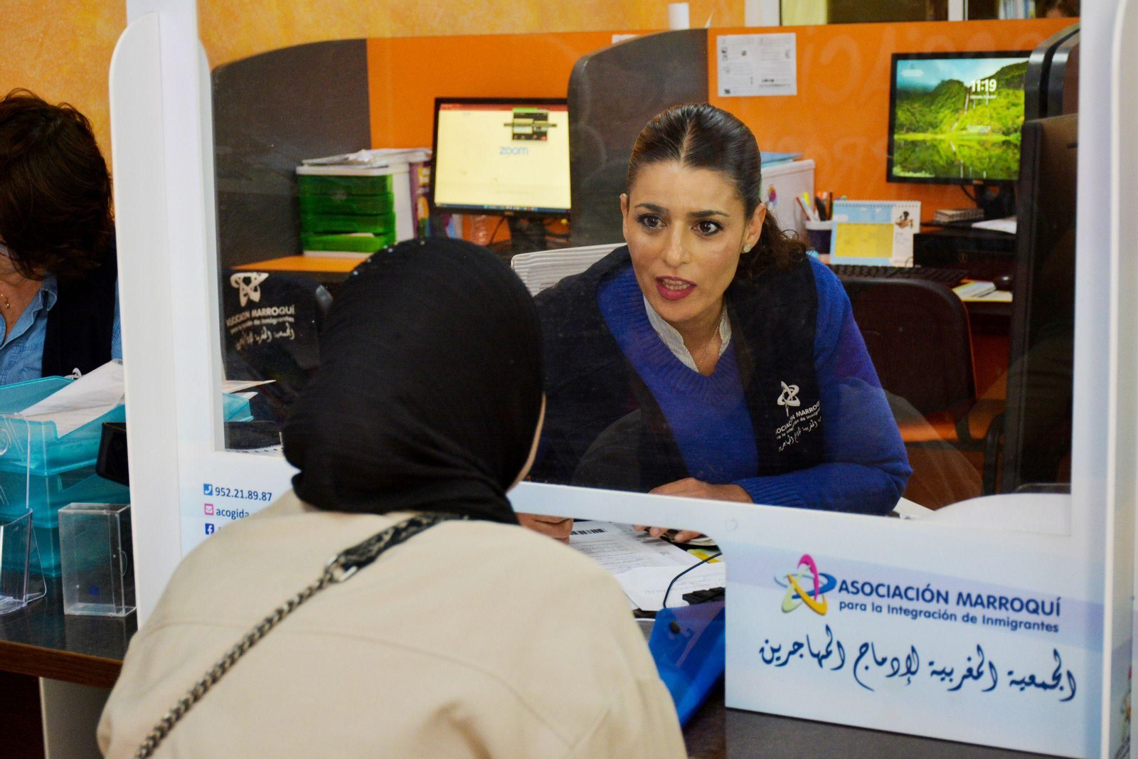 Equipo social de la Asociación Marroquí atendiendo a mujeres en situación de vulnerabilidad