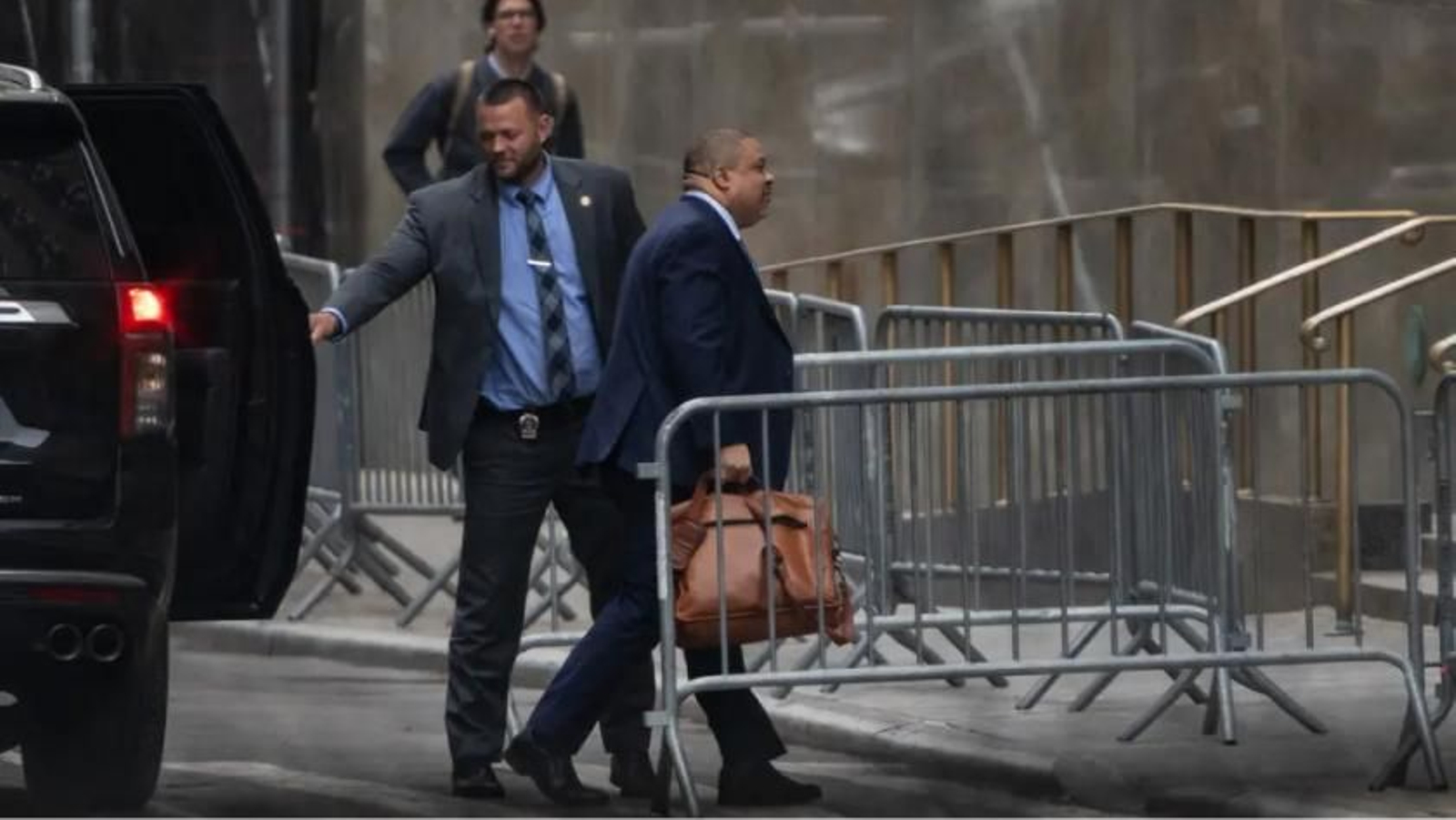 Señor con maletín y guardaespaldas saliendo de un coche