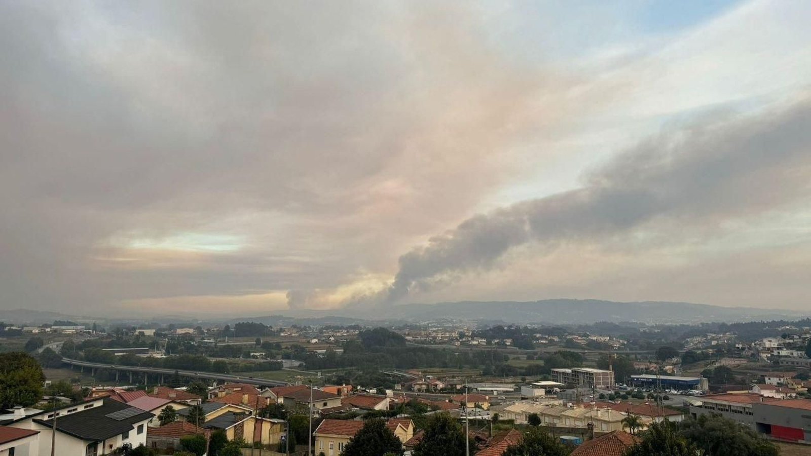 El humo del incendio en Aveiro, en Portugal