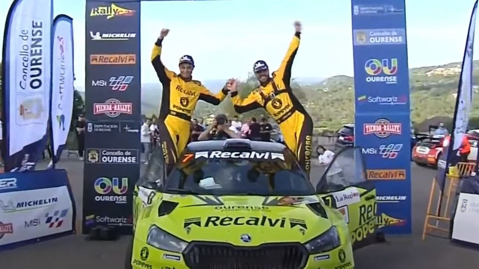 Javier Pardo celebra su segundo puesto en el Rally de Ourense.