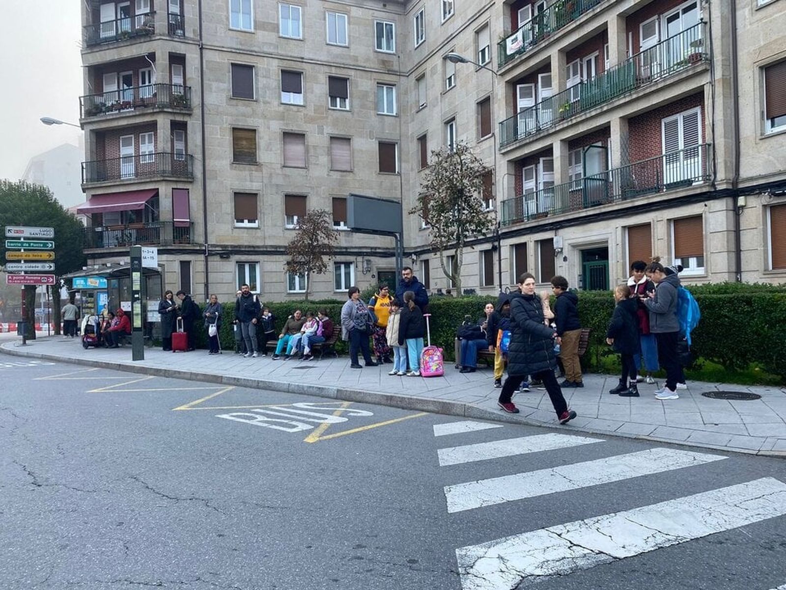 4 / 4 La parada de autobús de la zona de la estación fue una de las más afectadas por la afluencia de personas procedentes del tren.